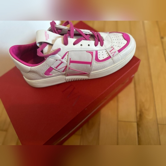 A.U.T.H.E.N.T.I.C Valentino - Picture 1 of 6